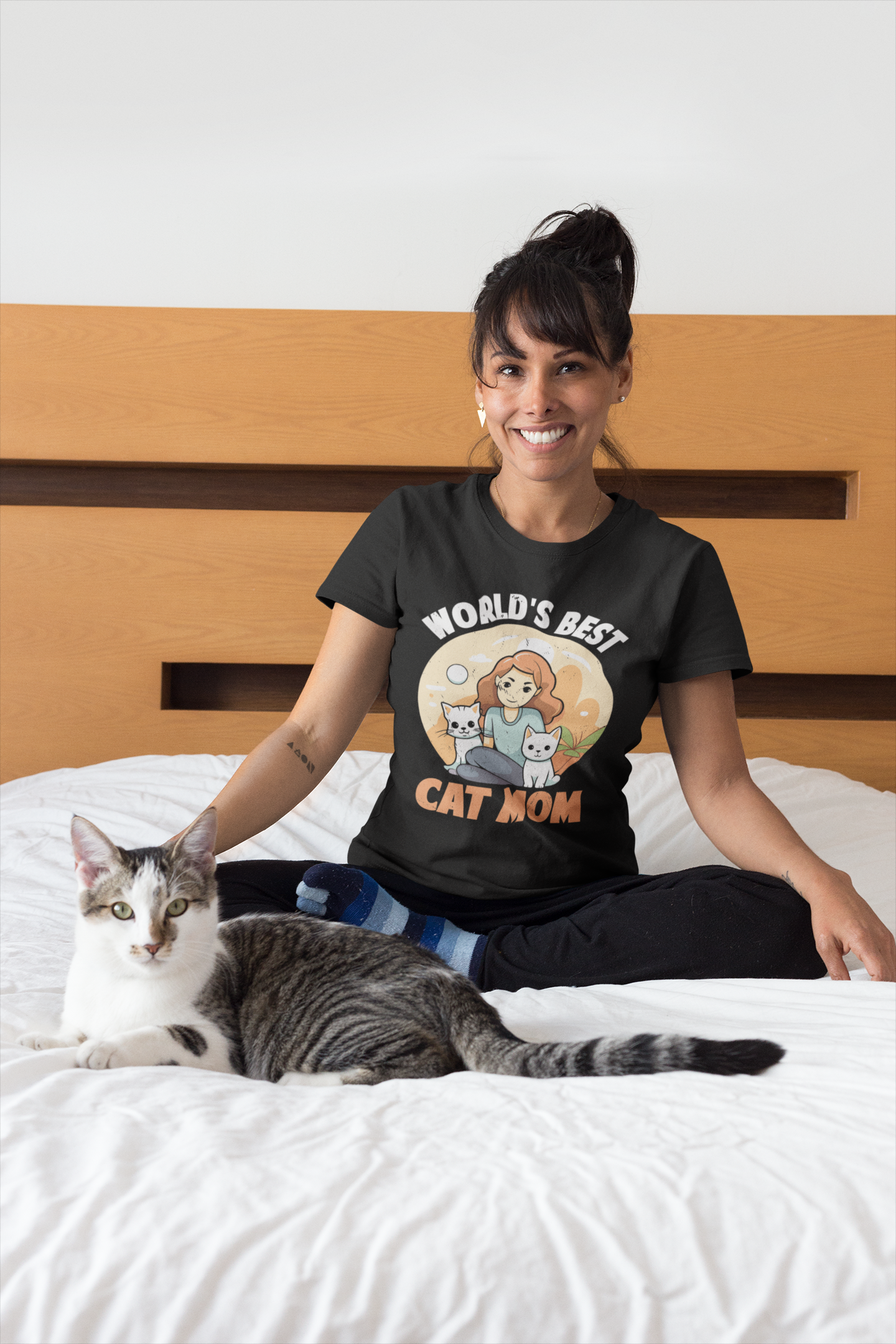 World’s Best Cat Mom T-Shirt – Cute Cat Lover Gift for Women with Two Cats – Purrfect Mother’s Day or Birthday Tee